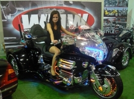 Kobieta na motocyklu salon WMW 